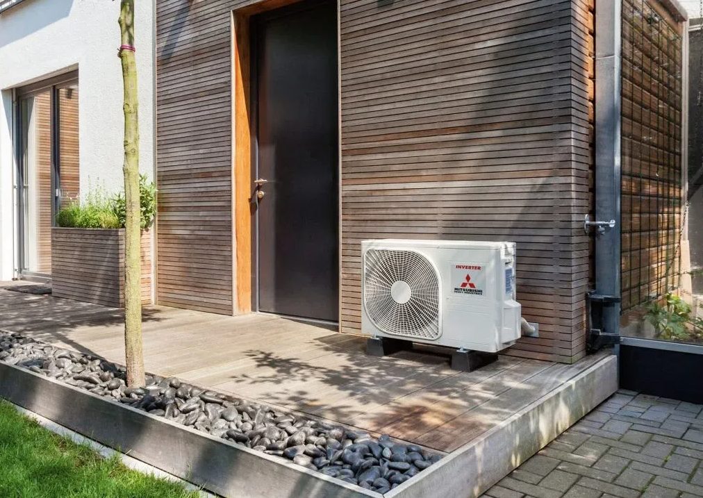 Netjes geplaatste airco buitenunit bij een moderne woning